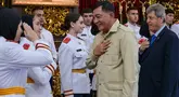 Menteri Pertahanan Indonesia Sjafrie Sjamsoeddin (kedua dari kanan) bersama Duta Besar Palestina untuk Indonesia Zuhair Al-Shun (kanan) bertemu dengan mahasiswa Palestina yang sedang menempuh pendidikan sarjana di Universitas Pertahanan Indonesia (Unhan) , di Kantor Kementerian Pertahanan, Jakarta, pada Jumat 26 September 2025. (BAY ISMOYO/AFP)
