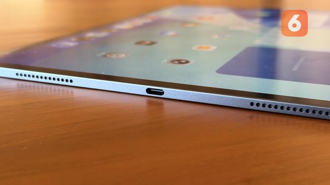 Port USB-C dan speaker di iPad Pro M5. (Liputan6.com/ Yuslianson)