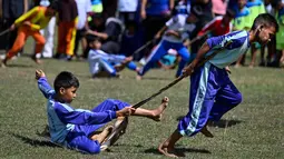 Siswa mengikuti permainan tradisional tarik upih pinang (tarek situek) pada Festival Permainan Tradisional Anak di Desa Wisata Lubok Sukon, Kecamatan Ingin Jaya, Aceh Besar, Aceh, Sabtu (25/7/2026). (AFP/ Chaideer Mahyuddin)