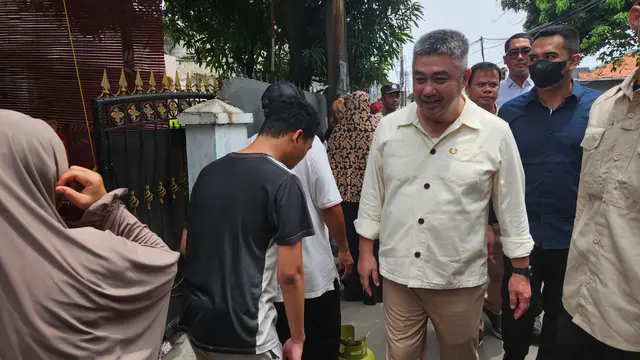 Dirjen Migas Kementerian ESDM Achmad Muchtasyar menemui warga yang mengantre membeli LPG 3 Kg di pangkalan kawasan Sukmjaya, Depok, Selasa (4/2/2025).