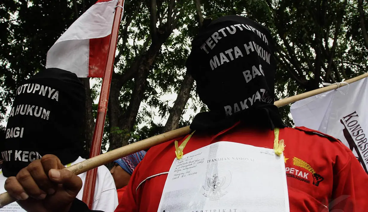 4 warga asal Karawang, Jawa Barat tersebut berniat mengadukan nasib mereka kepada Presiden Jokowi terkait dugaan penyerobotan lahan seluas 350 hektare oleh sebuah perusahaan, Jakarta, Selasa (18/11/2014). (Liputan6.com/Faizal Fanani)