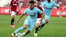 Pemain Barcelona, Denis Suarez (kiri) melewati adangan pemain Gimnastic, Abraham pada laga persahabatan di Nou Estadi, Tarragona, (4/8/2017). (AFP/Jose Jordan)