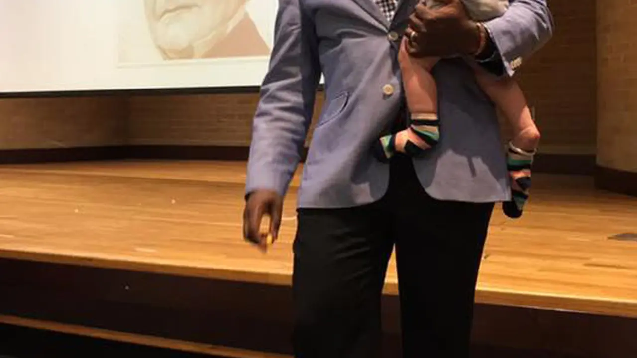 Profesor Henry Musoma menggendong anak Ashton Robinson 