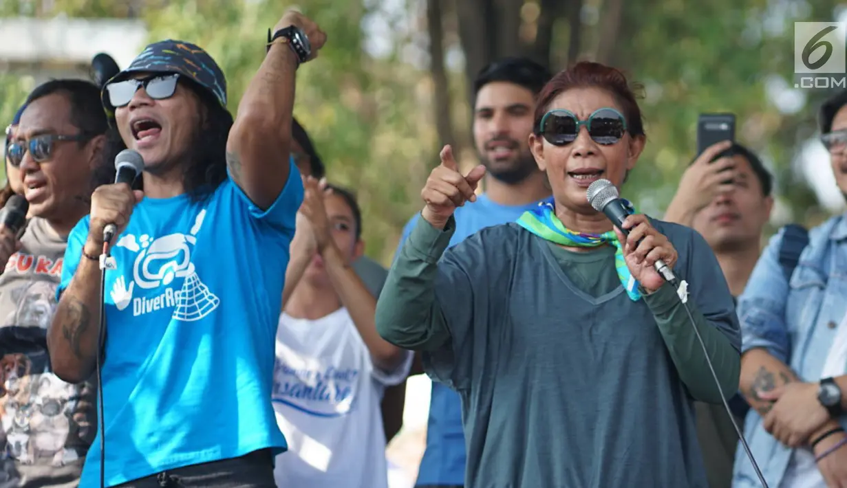 Duet Menteri Susi Pudjiastuti dengan Personel Slank, Kaka dan Ridho dalam pawai Bebas Sampah Plastik di Taman Aspirasi Monas, Jakarta, Minggu (21/7/2019). Pawai mengajak masyarakat untuk menolak penggunaan plastik sekali pakai karena sudah mengancam lingkungan. (Liputan6.com/Immanuel Antonius)