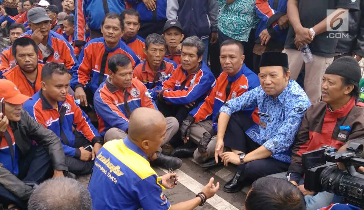 Sopir angkutan berdiskusi dengan Bupati Banyumas, Ahmad Husein saat aksi tolak transportasi online di Purwkerto, Selasa (17/10). Mereka mengeluhkan pendapatan yang menurun sejak keberadaan transportasi online. (Liputan6.com/Pool/ Dimas dan Neto Adrianto)