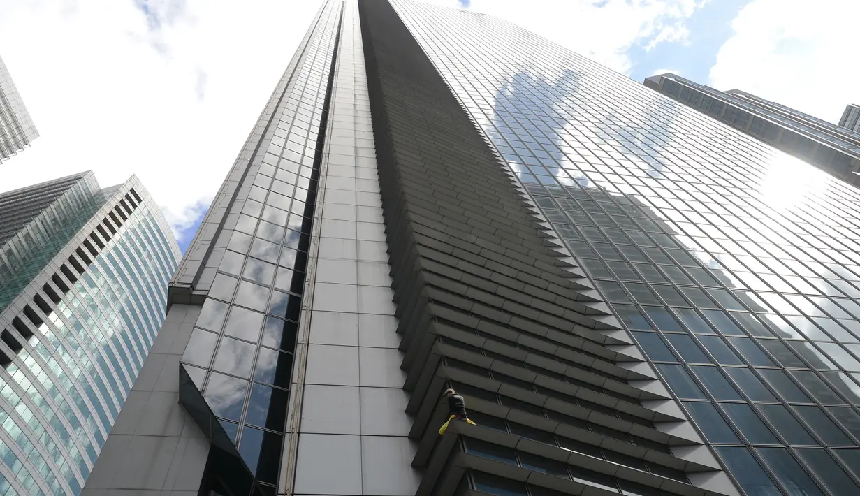 Pendaki Prancis, Alain Robert beraksi memanjat Menara Internasional GT berlantai 47 di Makati City, Manila, Filipina (29/1). Alain yang dikenal sebagai "The French Spiderman" kembali memanjat gedung pencakar langit di Filipina. (AFP Photo/Ted Aljibe)