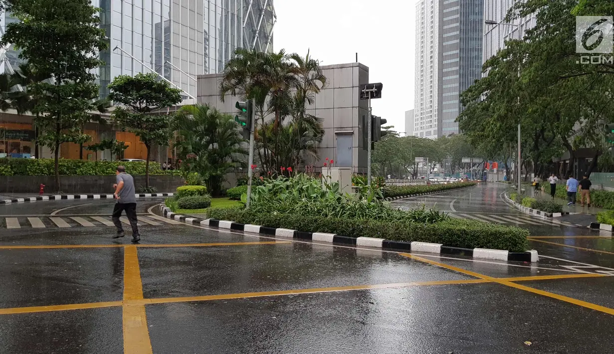 Suasana jalan akses menuju Bursa Efek Indonesia, Jakarta, Senin (15/1). Insiden itu menyebabkan kerusakan di bagian gedung kawasan Bisnis Sudirman tersebut. (Liputan6.com/Herman Zakharia)