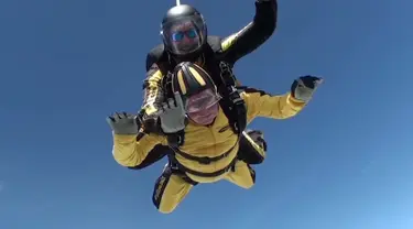 Seorang veteran bernama Verdun Hayes melakukan skydiving di Devon, Inggris, Minggu (14/5). Kakek 101 tahun itu memecahkan rekor dunia untuk skydiver tandem tertua setelah melompat dari ketinggian 15.000 kaki (4,5 km). (Skydive.buzz via AP)