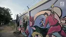 Mural pendekar Pitung terlihat di Kampung Pitung, Marunda, Jakarta, Senin (2/7). Mural-mural bernuansa Betawi kini menghiasi destinasi wisata rumah dan masjid Pitung. (Merdeka.com/Iqbal S. Nugroho)