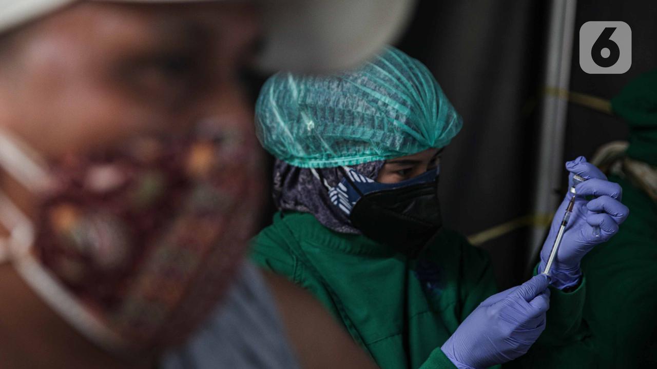 Vaksinasi Booster COVID-19 di Jakarta