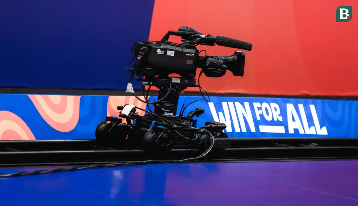 Slider camera yang digunakan saat Piala Dunia FIBA 2023 di Indonesia Arena, Senayan, Jakarta, Minggu (27/08/2023). Kamera ini digunakan untuk mengambil gambar dari sudut bawah lapangan dengan mengikuti pemain saat melakukan penyerangan. (Bola.com/Bagaskara Lazuardi)
