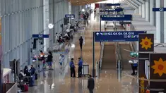 Pelancong menunggu penerbangan di Bandara Internasional Kuala Lumpur, Sepang, Malaysia, Jumat (1/4/2022). Mulai hari ini, Malaysia membuka perbatasannya untuk orang asing dan pelancong yang sudah divaksin COVID-19 lengkap tanpa harus menjalani karantina. (AP Photo/Vincent Thian)
