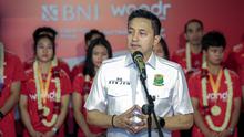 Sekretaris Jenderal PBSI, Ricky Soebagja memberikan sambutan saat penyambutan tim bulu tangkis Indonesia setelah memenangkan Badminton Asia Mixed Team Championships di Terminal 3 Bandara Soekarno Hatta, Tangerang, Senin (17/02/2025). (Bola.com/Bagaskara Lazuardi)