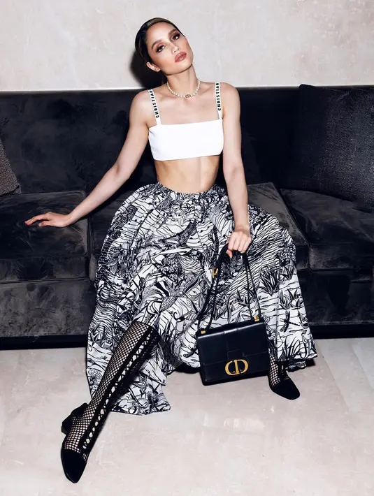 "I'm really bad with this. Yang ada G-Dragon-nya apa itu? Big Bang, okay. Big Bang is great. I like them," ungkap Cinta. (Instagram/claurakiehl)