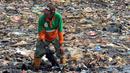 Sampah-sampah diangkut secara estafet mulai dari orang, dipindahkan ke perahu kecil, lalu diangkut oleh kapal besar dengan kapasitas muatan 90 ton. Nantinya, sampah-sampah itu dibawa oleh mobil truk sampah. (merdeka.com/Imam Buhori)