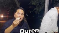 Sebagai pecinta durian, Menteri BUMN Erick Thohir bersama Menteri Luar Negeri (Menlu) Retno Marsudi dan Menteri Sekretaris Negara (Mensesneg) Pratikno menyempatkan diri untuk mencicipi durian saat melakukan kunjungan kerja ke Labuan Bajo, Nusa Tenggara Timur. (Sumber: @erickthohir)