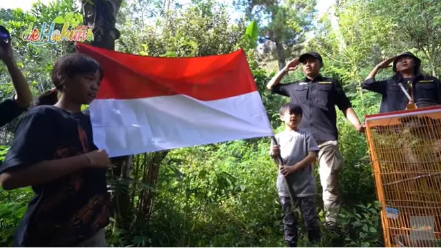 7 Momen Irfan Hakim dan Sang Putra Rayakan HUT ke-77 Kemerdekaan RI di Gunung