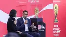 Mantan pemain sepak bola Gilberto Silva menyampaikan keterangan di samping trofi FIFA World Cup 2026 yang diperlihatkan di Jakarta International Convention Center (JICC), Senayan, Jakarta, Kamis (22/1/2026). (Bola.com/ Abdul Aziz)