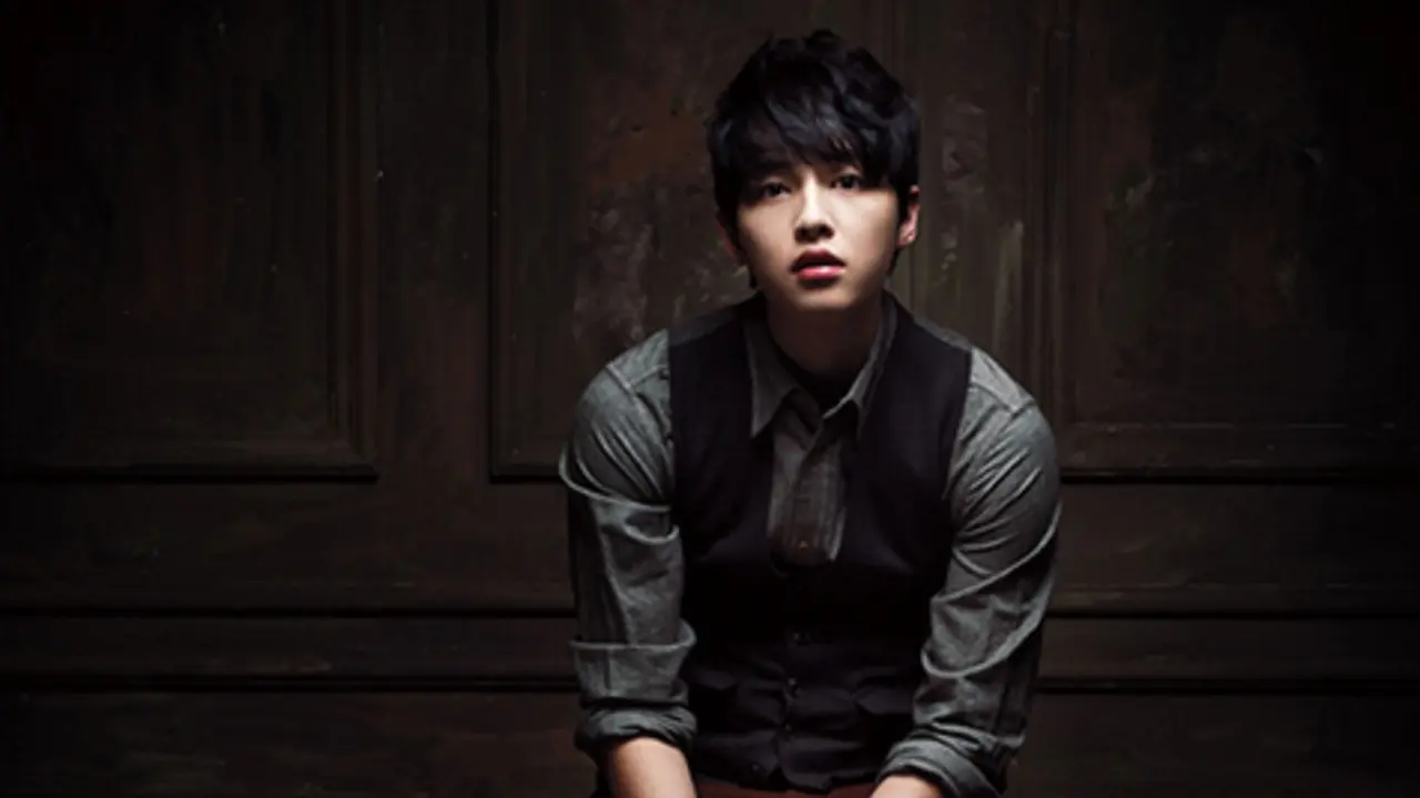 Song Joong Ki Dapat Kehormatan Lempar Bola Pertama
