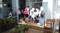 Banjir yang merendam sekolah yang beralamat di Jalan BTN, Kelurahan Ciparigi, Kecamatan Bogor Utara itu, mencapai 1,5 meter. (Achmad Sudarno/Liputan6.com)