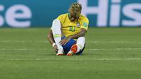 Ekspresi pemain Brasil, Neymar saat terjatuh dalam laga penyisihan Grup E Piala Dunia 2018 antara Brasil dan Swiss di Rostov Arena, Rostov-On-Don, Rusia, Minggu (17/6). Pertandingan berakhir dengan skor 1-1. (AP Photo/Darko Vojinovic)