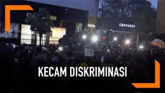 Kecam homofobia dan diskriminasi, warga Kolombia melakukan protes dengan berciuman di pusat kota Bogota.
