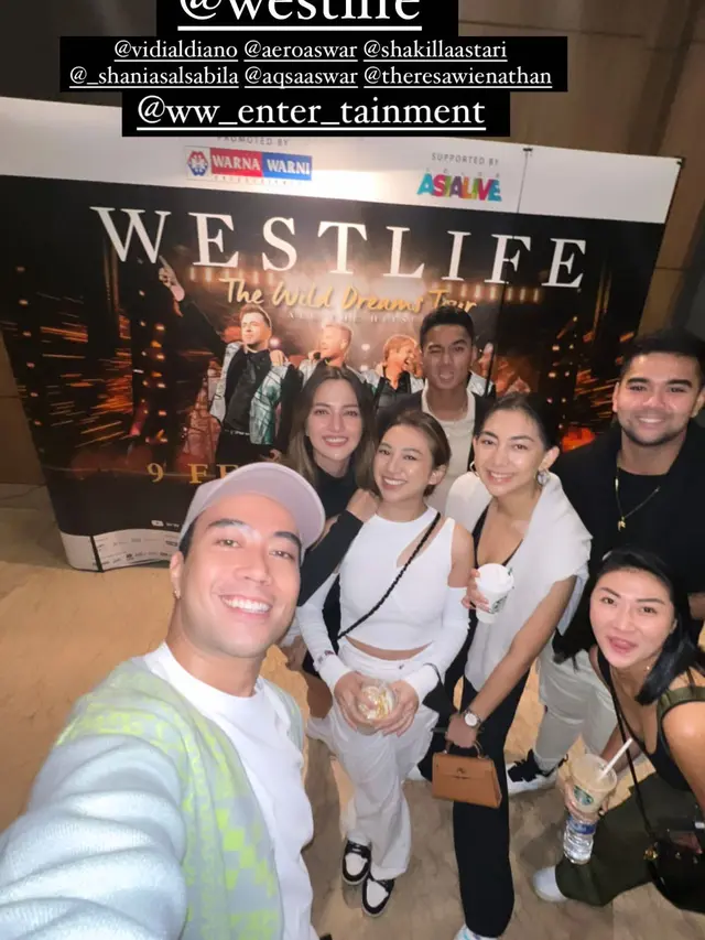 7 Potret Nia Ramadhani Nonton Konser Westlife, Bareng Sahabat