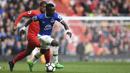 Gelandang Everton, Idrissa Gueye, berusaha melewati gelandang Liverpool, Georginio Wijnaldum. Pada laga ini The Reds tampil dengan formasi 4-3-3, sementara tamunya memakai skema 3-4-3. (AFP/Paul Ellis)