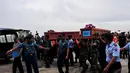 Sejumlah petugas membawa peti jenazah ke dalam mobil ambulans menuju Rumah Sakit Bhayangkara Polda Jatim, Rabu (31/12/2014). (Liputan6.com/Johan Tallo)