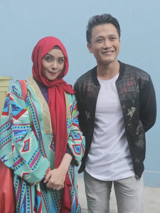 "Kalau niat (menikah), setiap manusia pasti ada," ujar Tirta. "Untuk usia, dia 5 tahun lebih muda," imbuh Terry usai acara Rumpi No Secret, di kawasan Tendean, Jakarta Selatan, Kamis (23/6). (Andy Masela/Bintang.com)