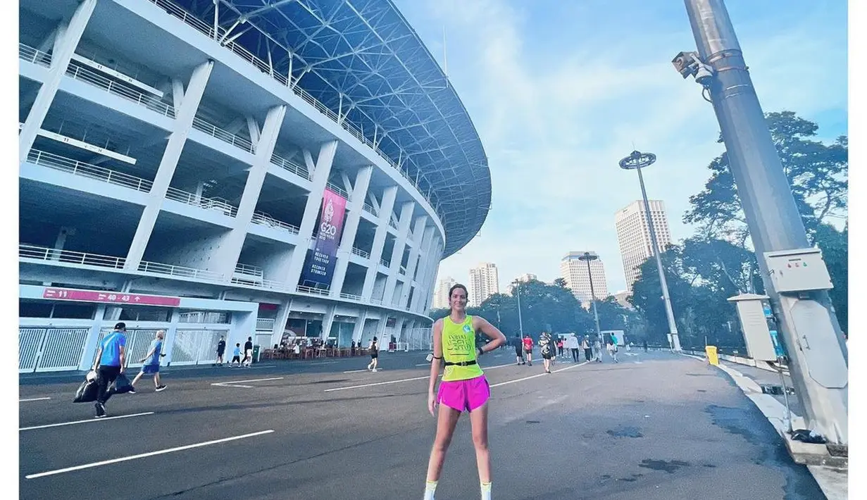 Dalam kesempatan lain, Nia Ramadhani memilih outfit olahraga dengan nuansa neon. Ia mengenakan running pants berwarna fuschia yang dipadukan dengan tank top berwarna hijau neon. Super bright, bukan? (instagram/ramadhaniabakrie)