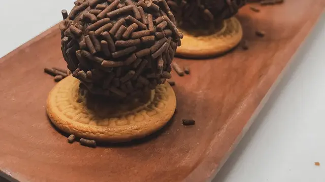Sajian bola-bola coklat yang dibuat dengan biskuit (IG weneedcookies__)