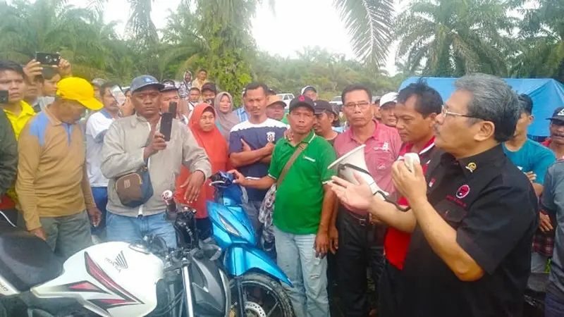 Anggota DPR dari Fraksi PDI Perjuangan menemui petani plasma di Kabupaten Pelalawan yang menghadang eksekusi lahan.