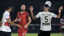 Pemain Madura United, Jaimerson Da SIlva Xavier (kanan) mengontrol bola dibayangi pemain PSM Makassar, Anco Jansen (tengah) saat laga BRI Liga 1 2021/2022 antara Madura United melawan PSM Makassar di Stadion Madya, Jakarta, Minggu (12/9/2021). Laga berakhir imbang 1-1. (Foto: Bola.com/Ikhwan Yanuar)