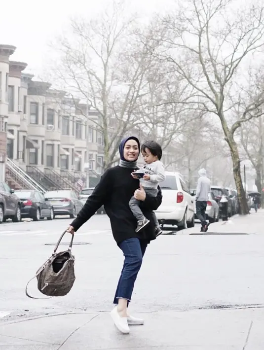 "Karena kalau anak segini kan misalnya lagi megang apa terus kalo direbut marah. Jadi pelan-pelan sharing temen sebaya dll," ujar perempuan 27 tahun ini. (Instagram/ayudiac)