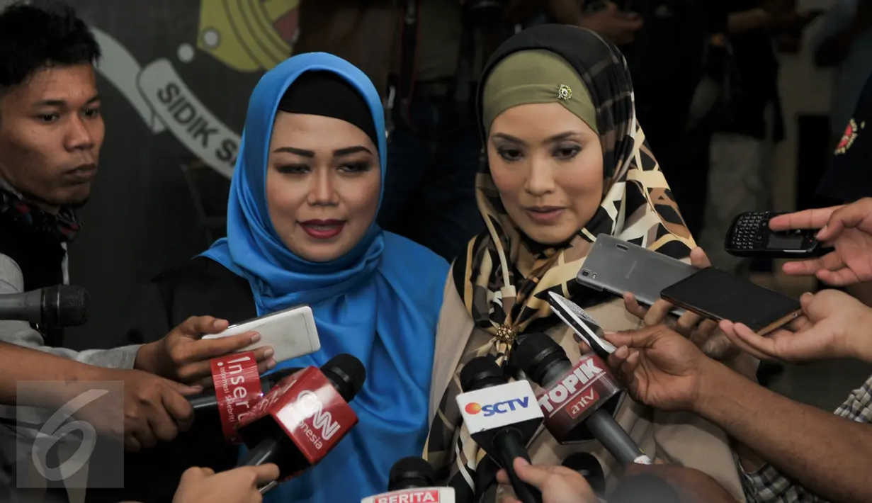 Artis Elma Theana didampingi kuasa hukumnya, Ina Rahman, mendatangi Polda Metro Jaya, Jakarta, Kamis (8/9). Kedatangan Elma Theana guna memenuhi panggilan penyidik sebagai saksi kasus kepemilikan senjata api Gatot Brajamusti. (Liputan6.com/Yoppy Renato)