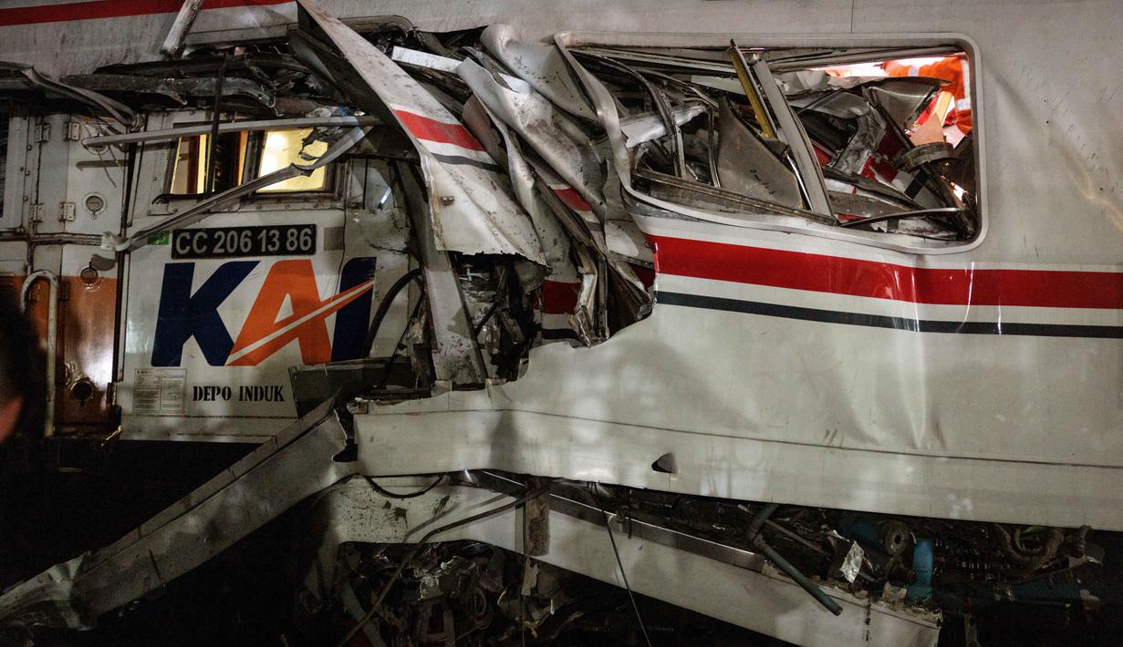 Foto menunjukkan lokasi di mana lokomotif Kereta Api Jarak Jauh (KAJJ) Argo Bromo Anggre menembus gerbong belakang Kereta Rel Listrik (KRL) Commuter Line di Stasiun Bekasi Timur, Jawa Barat, pada Selasa 28 April 2026 dini hari. (Yasuyoshi Chiba/AFP)