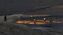 Death Valley menyimpan fenomena misterius. Sejumlah ilmuwan merekam batu-batuan yang 'berjalan' melintasi Racetrack Playa. Batu-batu dolomit hitam bergerak sendiri, meluncur, menanjak, dan meninggalkan jejak. (AP Photo/Ty ONeil)
