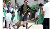 Perdana Menteri India, Narendra Modi memuji aksi Hrithik Roshan dalam kampanye Swachh Bharat atau bersih-bersih lingkungan.