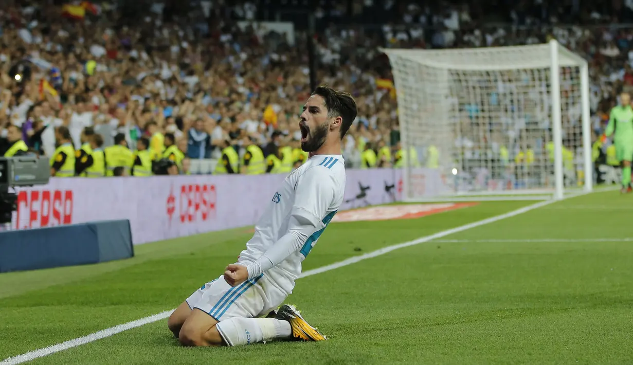 Pemain Real Madrid, Isco merayakan golnya ke gawang Espanyol pada lanjutan La Liga Santander di Santiago Bernabeu stadium, Madrid, (01/10/2017). Real Madrid menang 2-0. (AP/Paul White) 