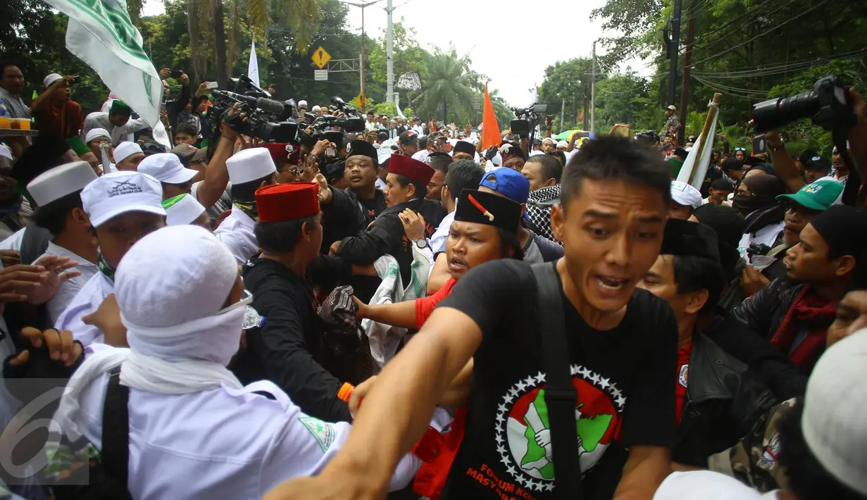 Suasana saat seorang pria yang diduga provokator diamankan dari amukan massa saat sidang kasus penistaan agama di Jakarta, Selasa (10/1). Sempat terjadi kericuhan akibat peristiwa tersebut. (Liputan6.com/Immanuel Antonius)
