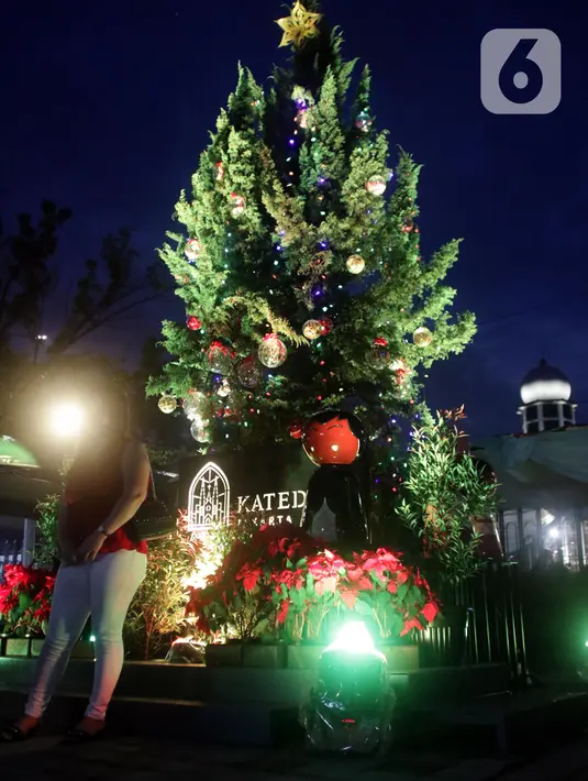 Umat Katolik jelang mengikuti Misa Malam Natal 2022 di Gereja Katedral Jakarta, Sabtu (24/12/2022). Gereja Katedral Jakarta mengusung tema "Nusantara dan Kebhinekaan" pada perayaan Natal 2022. Misa Malam Natal di Gereja Katedral Jakarta berlangsung khidmat diselenggarakan secara tatap muka. (Liputan6.com/Helmi Fithriansyah)