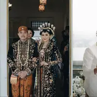 Pernikahan selebriti dengan adat Jawa. [Instagram/erinagudono] [Instagram/isyanasarasvati]