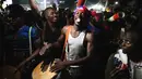 Warga Haiti turun ke jalan-jalan di Port-au-Prince saat merayakan lolosnya tim nasional mereka di putaran final Piala Dunia 2026, pada Selasa 18 November 2025 waktu setempat. Timnas Haiti memastikan lolos ke Piala Dunia 2026 usai mengalahkan Nikaragua dengan skor 2-0. (Clarens SIFFROY/AFP)