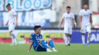 Pemain Persib Bandung, Arsan Makarin, tampak kecewa setelah ditaklukkan Persik Kediri pada laga BRI Liga 1 2022/2023 di Stadion Pakansari, Bogor, Rabu (8/3/2023). (Bola.com/M Iqbal Ichsan)