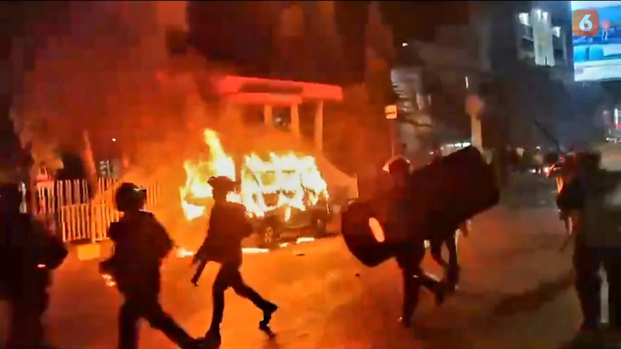 1 angkot di Makassar terbakar usai demo berakhir ricuh (Liputan6.com/Fauzan)