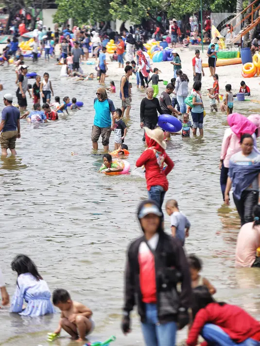 Pengunjung memadati Pantai Lagoon di Ancol, Jakarta Utara, Jumat (17/8). Warga Jakarta dan sekitarnya memanfaatkan libur HUT ke-73 Republik Indonesia dengan berwisata ke kawasan Ancol. (Liputan6.com/Faizal Fanani)