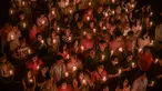 Umat Kristiani menyalakan lilin selama misa Hari Natal di Gereja Bethany, Surabaya, Jawa Timur pada Kamis 25 Desember 2025. Puluhan ribu umat Kristiani memadati Gereja Bethany Nginden Surabaya untuk mengikuti ibadah Natal pada Kamis (25/12/2025) malam. (JUNI KRISWANTO/AFP)