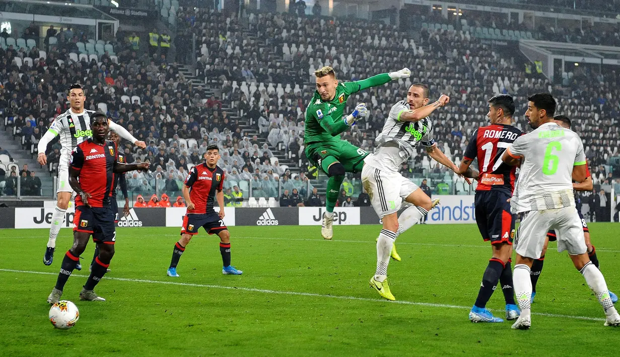 Bek Juventus, Leonardo Bonucci (ketiga kanan) saat mencetak gol lewat sundulan ke gawang Genoa pada pertandingan lanjutan Liga Serie A Italia di stadion Allianz, Turin (30/10/2019). Juventus menang tipis 2-1 atas Genoa. (Alessandro Di Marco / ANSA via AP)