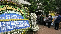 Tokoh Partai Golkar, Suhardiman meninggal dunia pada Minggu 13 Desember kemarin, Jakarta, Senin (14/12/2015). Jenazah Suhardiman disemayamkan di rumah duka di Jalan Kramat Batu Nomor 1, Cipete, Cilandak. (Liputan6.com/Yoppy Renato)